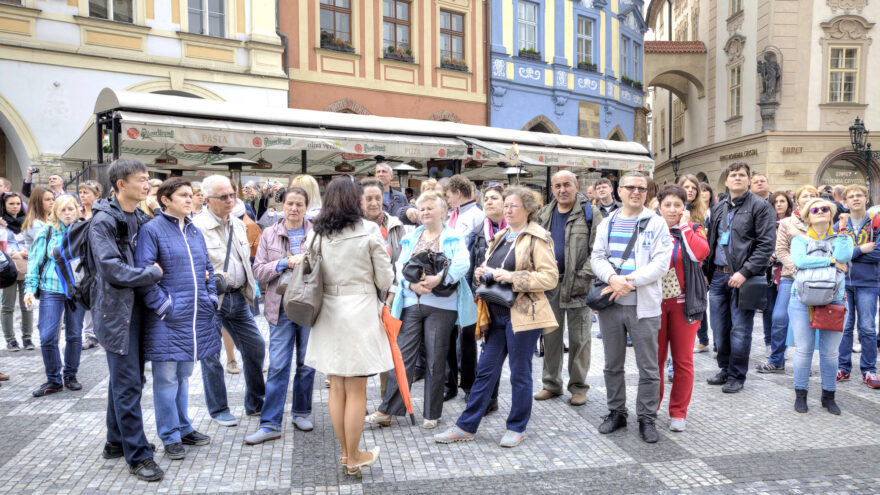 Bilbao prohibirá la megafonía en las visitas guiadas para reducir la contaminación acústica en la vía pública