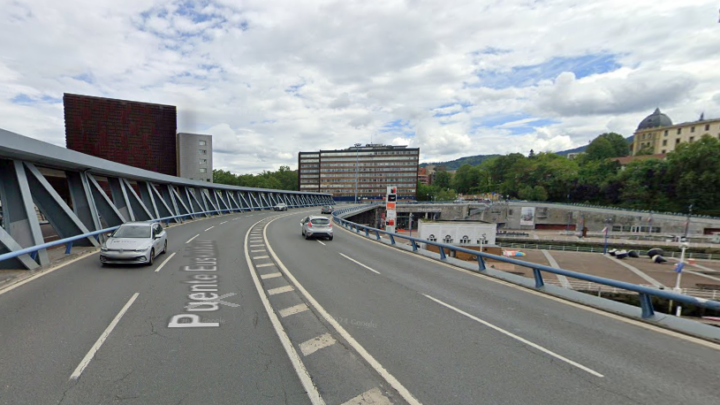 El atropello de un ciclista en Bilbao obliga a habilitar un baipás en el puente de Euskalduna