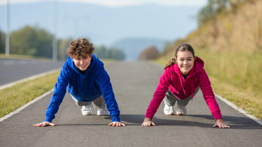 ¿Tu adolescente no duerme bien? Un estudio señala qué tipo de deporte mejora su calidad del sueño