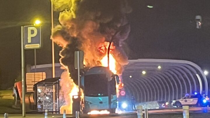 Calcinado un autobús en San Mamés: «Pensaba que nos ahogábamos»