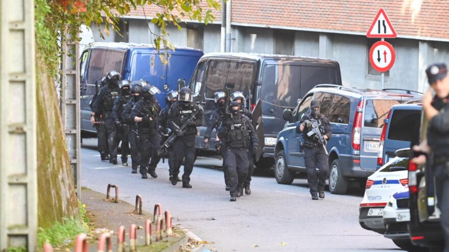 Cinco escopetas, dos revólveres, una pistola y munición: registro de los pisos por el tiroteo de Barakaldo