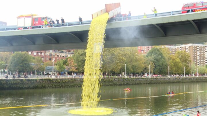 Un total de 20.000 patos surcan la Ría de Bilbao en la duodécima edición de la ‘Estropatada’