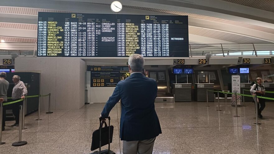 Cancelados un total de tres vuelos en el aeropuerto de Loiu y desviados otros ocho por el viento