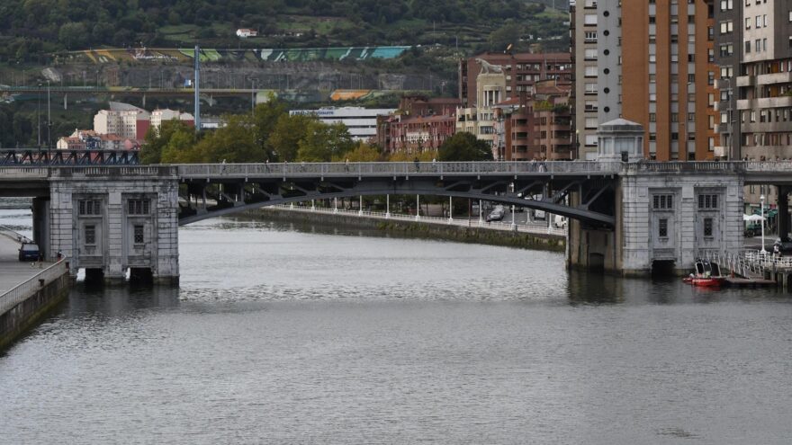 El Ayuntamiento ocupará desde este lunes la vía pública para habilitar un bidegorri en el entorno del puente de Deusto