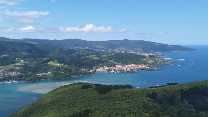 Greenpeace demanda al Gobierno por «poner en riesgo» la biodiversidad de Urdaibai con el proyecto del Guggenheim