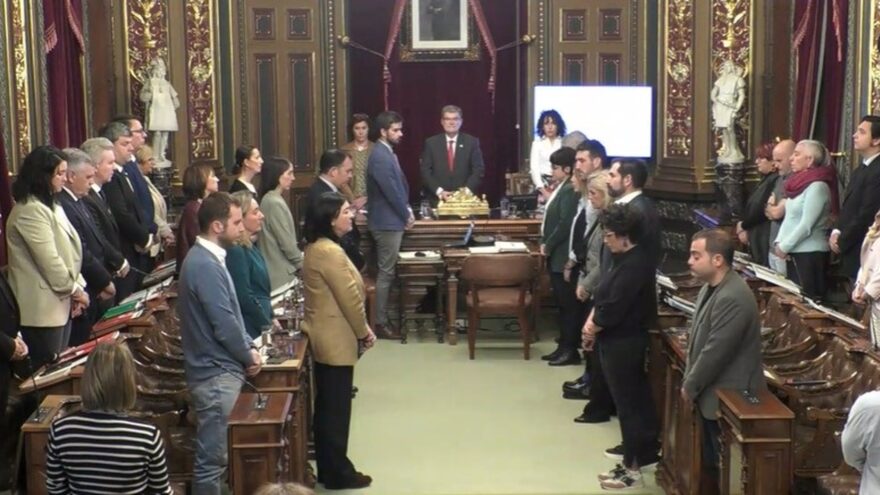 Minuto de silencio por las víctimas de la DANA en el pleno de Bilbao