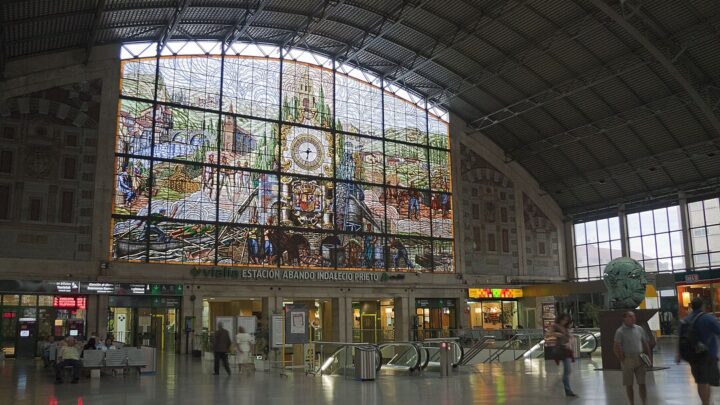 Muere un trabajador al caerse de tres metros mientras limpiaba cristales en la estación de Abando