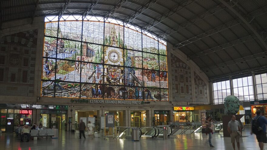 Muere un trabajador al caerse de tres metros mientras limpiaba cristales en la estación de Abando