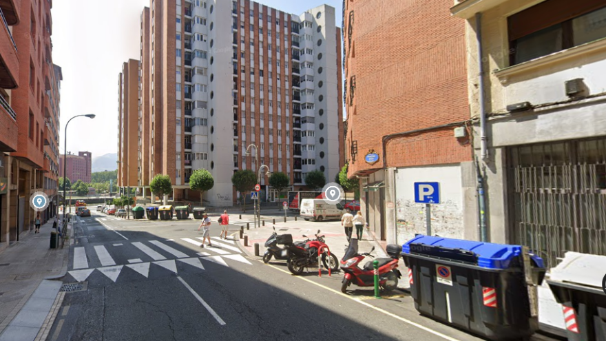 El Ayuntamiento de Bilbao ocupa de acera, calzada y aparcamiento en las calles Francesc Macía y Ribera Botica Vieja