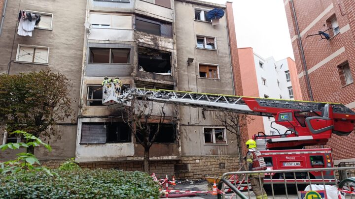 Los vecinos de Zuazo culpan a Iberdrola del incendio en la calle La Torre: «Salían unas llamaradas enormes»