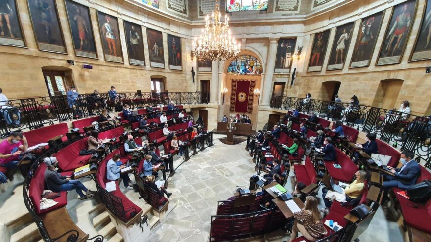 Minuto de silencio en memoria de todas las víctimas en la Casa de Juntas de Gernika