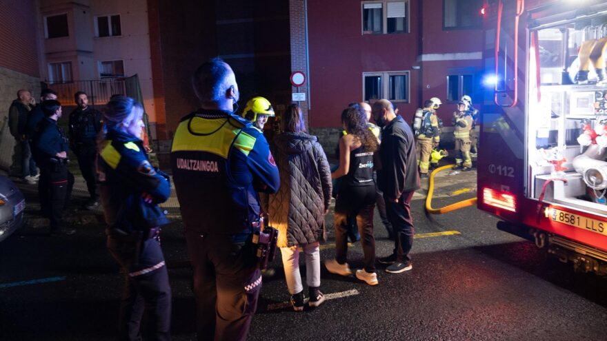 Los vecinos de cuatro viviendas afectadas por el incendio de Barakaldo no podrán volver a sus casas