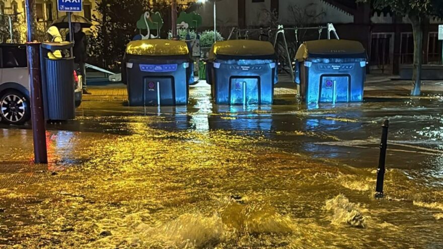 Varios portales del centro de Barakaldo sin agua tras el reventón de una tubería