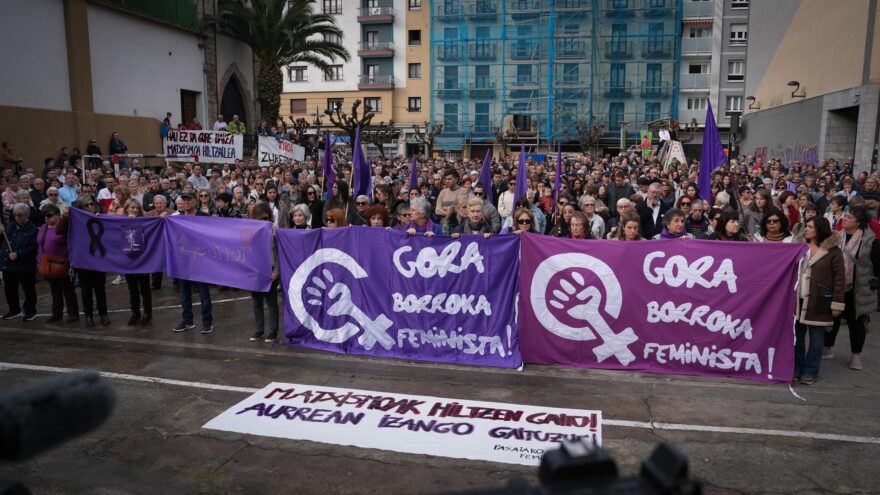 Cientos de personas denuncian en Pasaia el último crimen machista