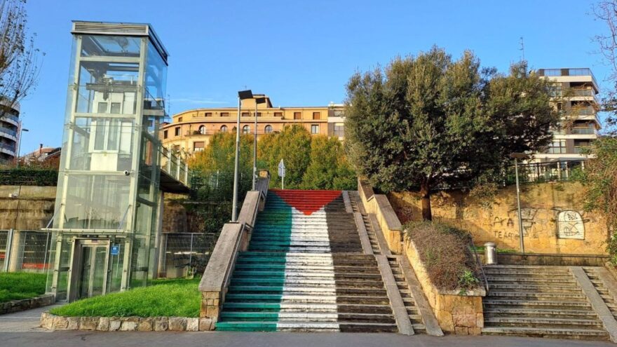 Aparece pintada una bandera de palestina en las escaleras de Villamonte en Getxo