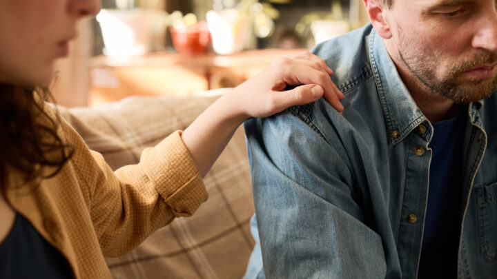 ¿Qué hacer ante una crisis ajena? Guía básica de primeros auxilios psicológicos