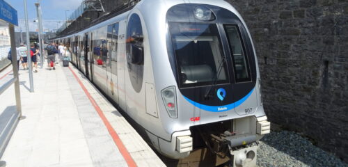 Los trabajos de retirada del desprendimiento de tierra ocurrido este pasado martes en la línea Bilbao-Donostia de EuskoTren