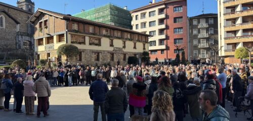 Cerca de 200 vecinos de Arrigorriaga se concentraron para mostrar su firme rechazo a la agresión sufrida por un comerciante de origen chino