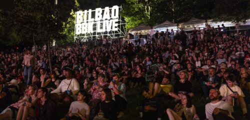 El festival Bilbao BBK Live 2025 ha cerrado oficialmente su programación con la incorporación del grupo de rap Kneecap, originario de Belfast