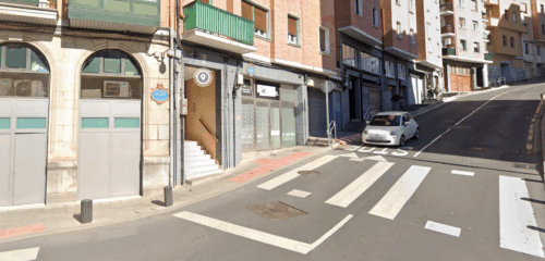 Un incendio declarado en la tarde de este martes en una vivienda de la calle La Salve de Bilbao, los bomberos han desalojado el edificio.