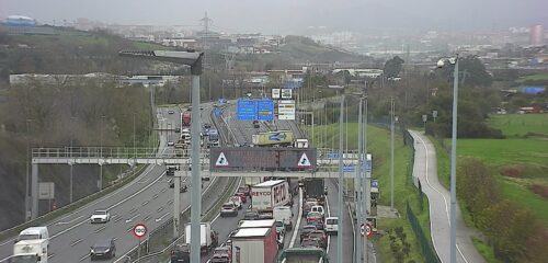 Un camión ha hecho la tijera este mediodía en la A-8, a la altura de Santurtzi, justo después del punto de control de Ugaldebieta.